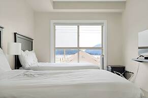 Lakefront Lux 2BR Symphony Of Comfort