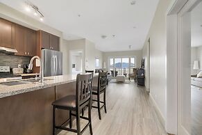 Lakefront Lux 2BR Symphony Of Comfort