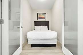 Lakefront Lux 2BR Symphony Of Comfort