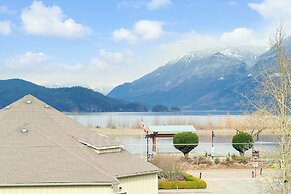 Lakefront Lux 2BR Symphony Of Comfort