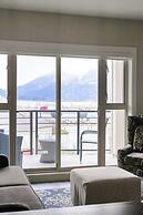 Lakefront Lux 2BR Symphony Of Comfort