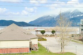 Lakefront Lux 2BR Symphony Of Comfort