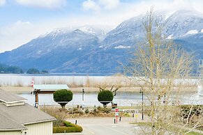 Lakefront Lux 2BR Symphony Of Comfort