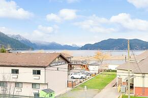 Lakefront Lux 2BR Symphony Of Comfort