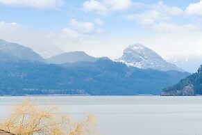 Lakefront Lux 2BR Symphony Of Comfort