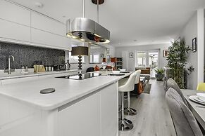 Sunset Townhouse With Free Parking