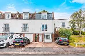 Sunset Townhouse With Free Parking