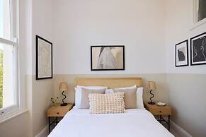 The Camden Hideout - Modish and Bright 2bdr Flat