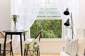 The Camden Hideout - Modish and Bright 2bdr Flat