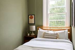 The Camden Hideout - Modish and Bright 2bdr Flat