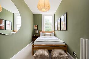 The Camden Hideout - Modish and Bright 2bdr Flat