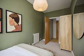 The Camden Hideout - Modish and Bright 2bdr Flat