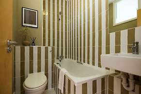 The Camden Hideout - Modish and Bright 2bdr Flat