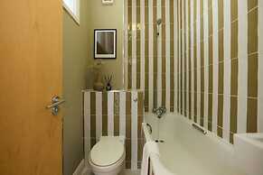 The Camden Hideout - Modish and Bright 2bdr Flat