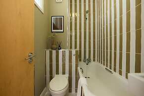 The Camden Hideout - Modish and Bright 2bdr Flat