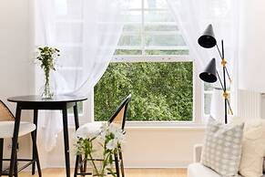 The Camden Hideout - Modish and Bright 2bdr Flat