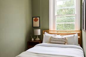 The Camden Hideout - Modish and Bright 2bdr Flat