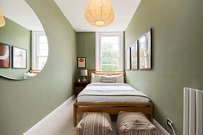 The Camden Hideout - Modish and Bright 2bdr Flat