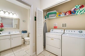 7 Mi to Disney: Kissimmee Poolside Paradise!