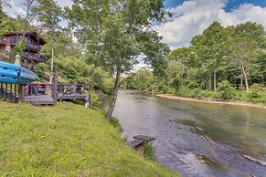 Private Hot Tub: Riverfront Cabin in Murphy