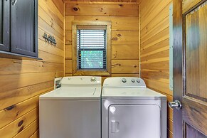 Private Hot Tub: Riverfront Cabin in Murphy