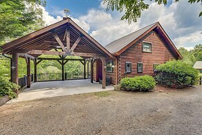 Private Hot Tub: Riverfront Cabin in Murphy