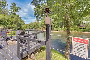 Private Hot Tub: Riverfront Cabin in Murphy