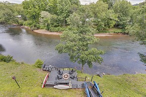 Private Hot Tub: Riverfront Cabin in Murphy