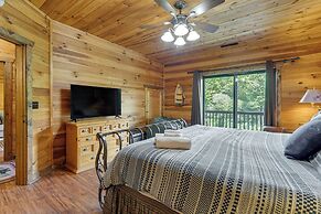 Private Hot Tub: Riverfront Cabin in Murphy