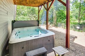 Black Mountain Hideaway w/ Hot Tub & Pool Table!