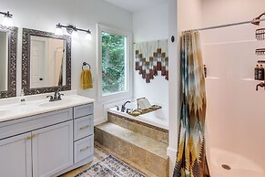 Black Mountain Hideaway w/ Hot Tub & Pool Table!