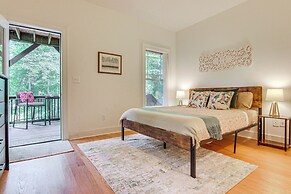 Black Mountain Hideaway w/ Hot Tub & Pool Table!