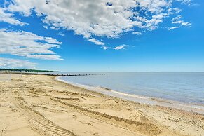 Inviting Beachfront Apartment in Hawk's Nest Beach