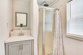 Inviting Beachfront Apartment in Hawk's Nest Beach