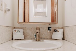 91sw - Wi-fi - Pets Ok - Sleeps 6 2 Bedroom Condo by RedAwning