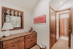 91sw - Wi-fi - Pets Ok - Sleeps 6 2 Bedroom Condo by RedAwning