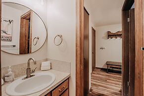 91sw - Wi-fi - Pets Ok - Sleeps 6 2 Bedroom Condo by RedAwning