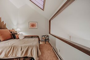 91sw - Wi-fi - Pets Ok - Sleeps 6 2 Bedroom Condo by RedAwning