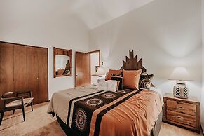 91sw - Wi-fi - Pets Ok - Sleeps 6 2 Bedroom Condo by RedAwning