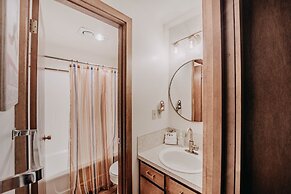 91sw - Wi-fi - Pets Ok - Sleeps 6 2 Bedroom Condo by RedAwning