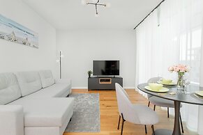 Gdynia Apartment By the Bay by Renters