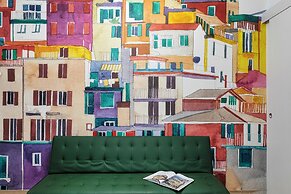 Art and Comfort near Lomellini Street