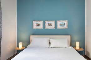 Art and Comfort near Lomellini Street