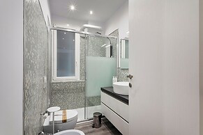 Art and Comfort near Lomellini Street