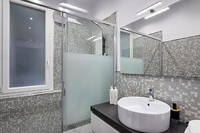 Art and Comfort near Lomellini Street