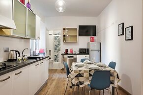 Art and Comfort near Lomellini Street