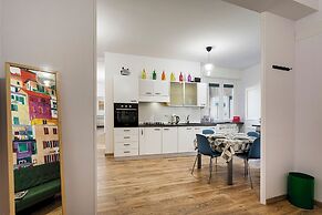 Art and Comfort near Lomellini Street