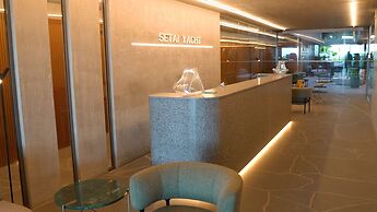 Setai Yacht Garden - By Almare Flats