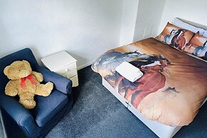 3bed Apartment Sleeps 6 - Free Parking, Wifi