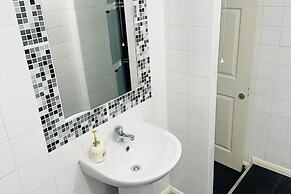 3bed Apartment Sleeps 6 - Free Parking, Wifi